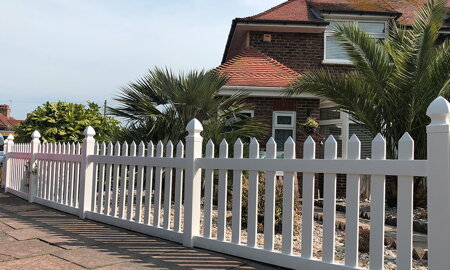 Plastový PVC latkový plot od BOLEX SYSTEMS pre bezpečné a bezúdržbové ohradenie pozemku