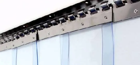 PVC plastové lamelové závesy ako priehľadné clony do skladov a výrobných hál