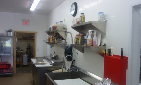 PVC obklady na steny a stropy v reštauráciách – hygienické, odolné a bezúdržbové obkladové panely BO