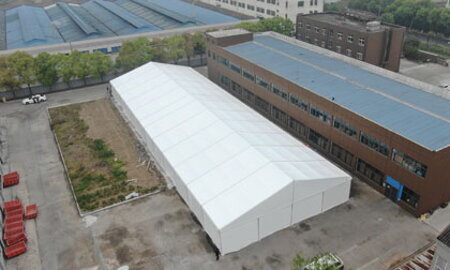 Skladový stan s hliníkovou konštrukciou a PVC krytinou pre dočasné alebo sezónne sklady