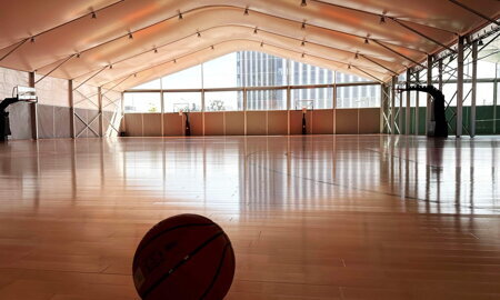 Športový stan s hliníkovou konštrukciou a PVC strechou na krytie tenisových, futbalových a basketbal