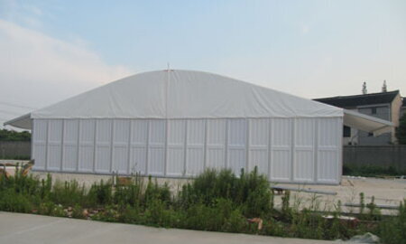 Kostolný stan pripravený na púť a bohoslužbu, modulárna hliníková konštrukcia s PVC plachtou