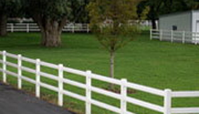 Cenovo dostupné vinylové oplotenie pre kone: Biele a čierne možnosti s 2, 3 a 4 priečkami